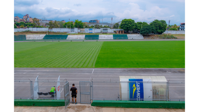 Gestión Municipal ejecuta mantenimiento del estadio Carlos Vidaurre.