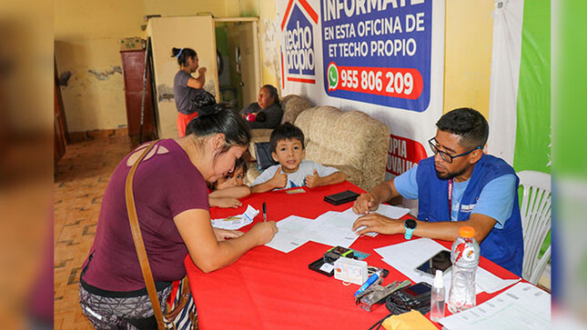 Madre de familia tramitando el DNI electrónico de su menor hijo 