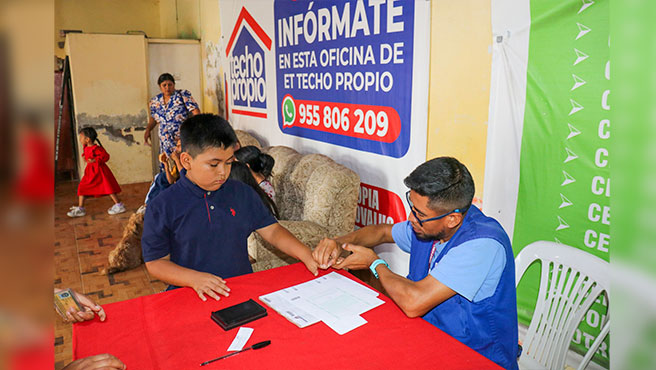 Niño poniendo su huella dactilar