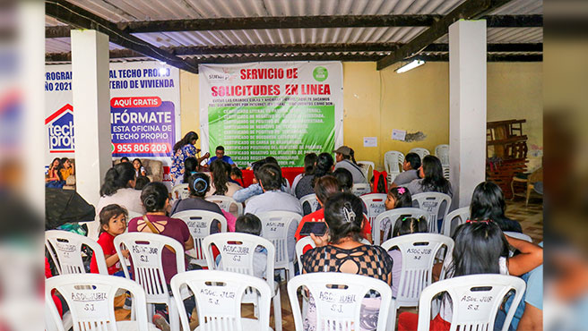 Padres de familia en las instalaciones de la Asociación de Jubilados de Agroindustrias San Jacinto