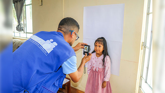 Personal del RENIEC tomando una fotografía a una niña