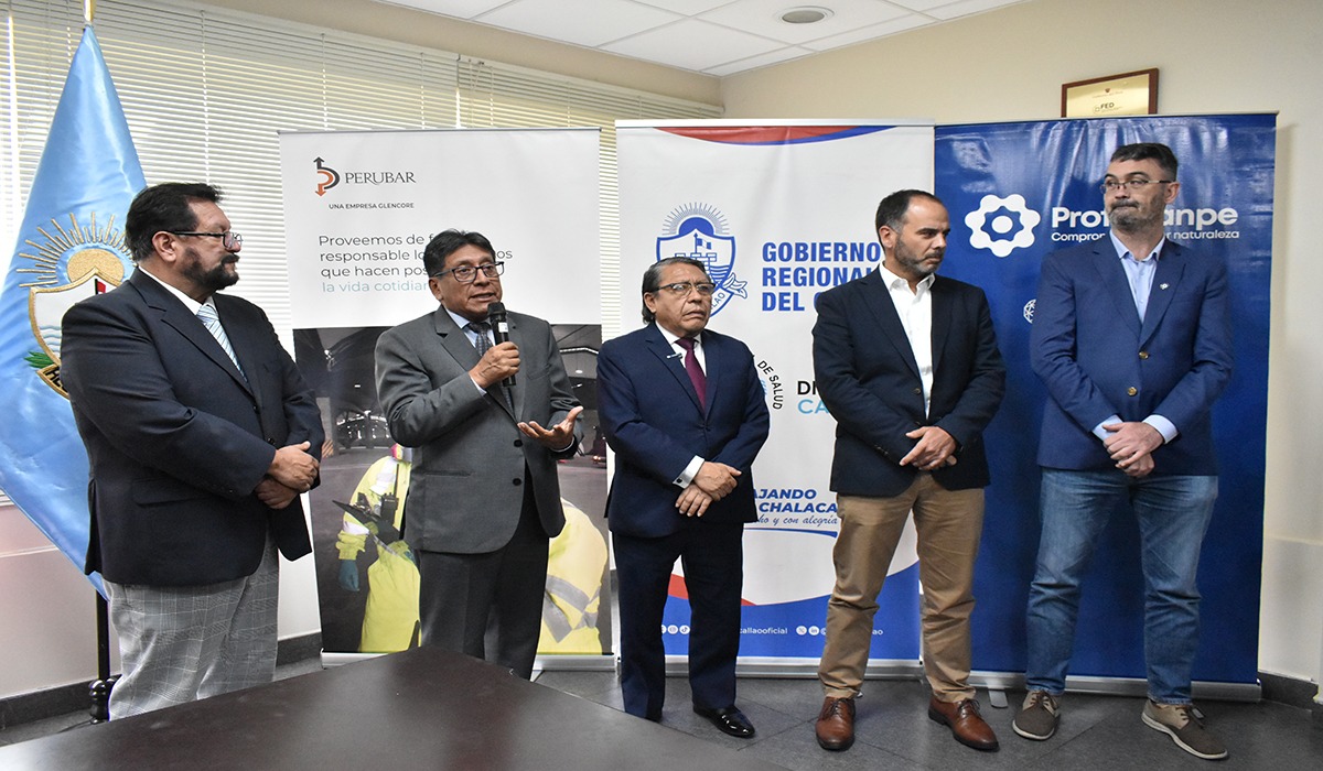 Autoridaes en la firma del convenio 
