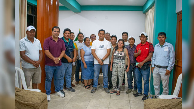 Fotografía del Alcalde de Nepeña y los presidentes de las juntas vecinales después de la reunión sostenida en palacio municipal 
