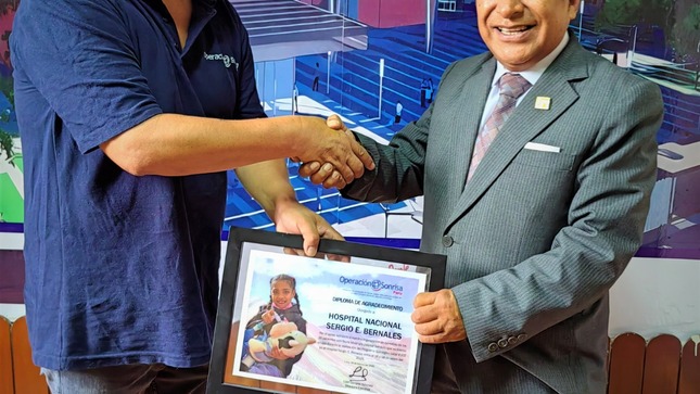 Fundación Operación Sonrisa – Perú otorgó reconocimiento al Director General de nuestra institución por su eficiente labor y apoyo