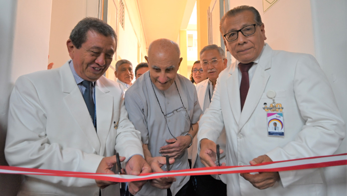 Dr. Carlos Urbano Durand, quien estuvo acompañado de su Equipo de Gestión, así como jefes de los diferentes servicios, áreas, oficinas, personal asistencial y administrativo