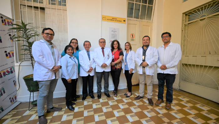 Dr. Carlos Urbano Durand, quien estuvo acompañado de su Equipo de Gestión, así como jefes de los diferentes servicios, áreas, oficinas, personal asistencial y administrativo