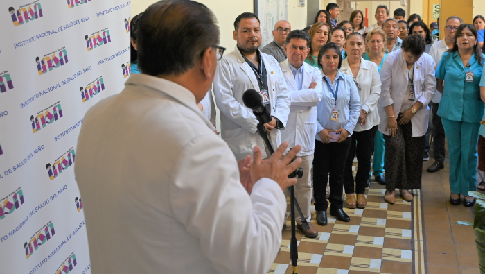 Dr. Carlos Urbano Durand, quien estuvo acompañado de su Equipo de Gestión, así como jefes de los diferentes servicios, áreas, oficinas, personal asistencial y administrativo