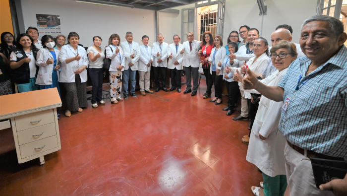 Dr. Carlos Urbano Durand, quien estuvo acompañado de su Equipo de Gestión, así como jefes de los diferentes servicios, áreas, oficinas, personal asistencial y administrativo