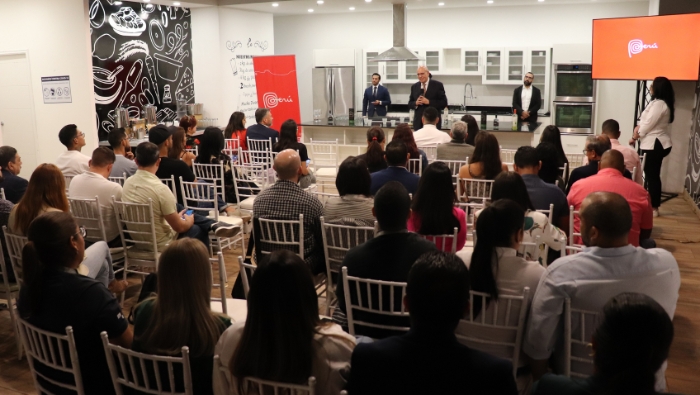 Expositor Emabajador Mario López Chavarri