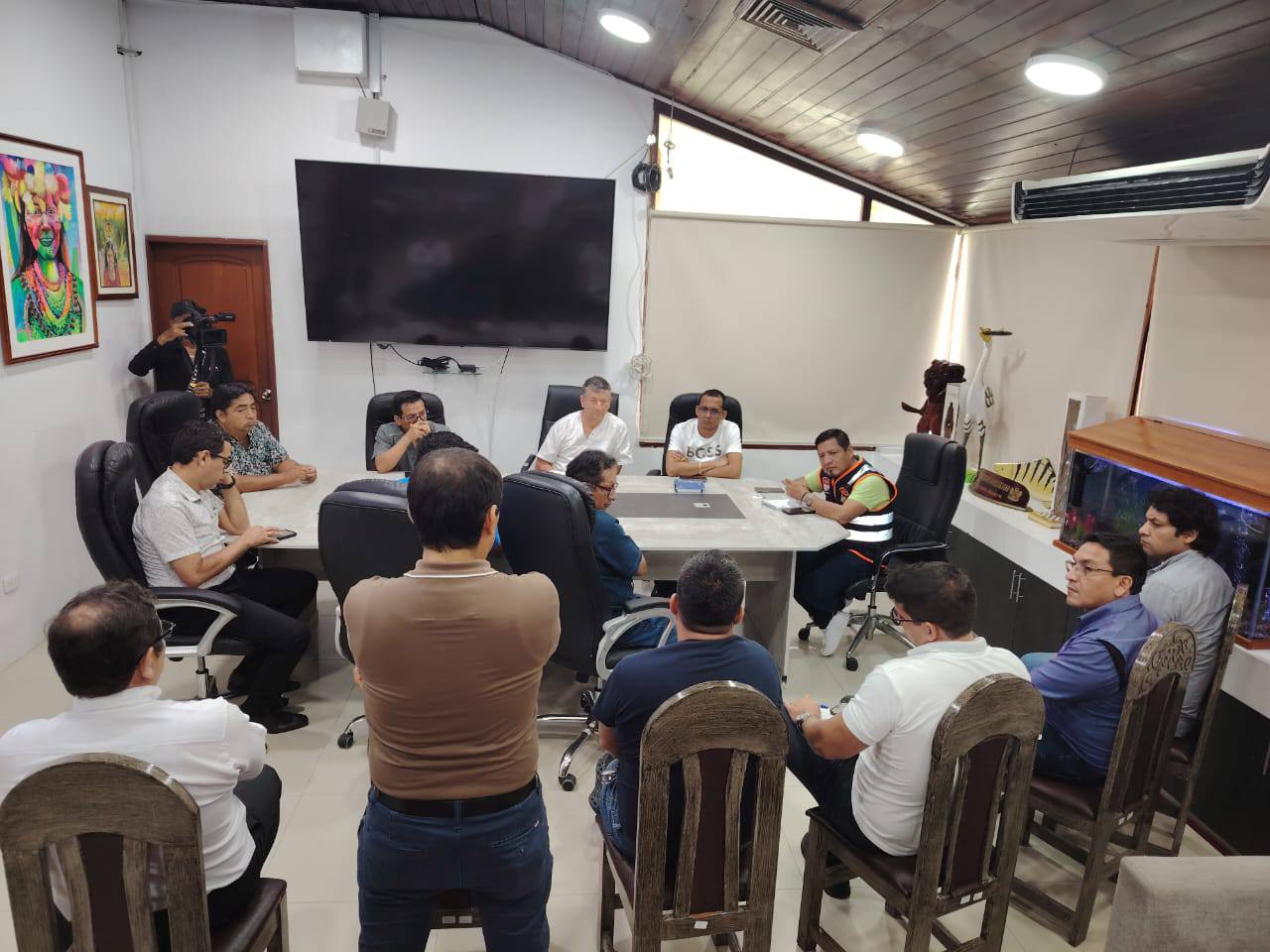 "El gobernador Dr. René Chávez se reúne con el cuerpo médico del Hospital Apoyo Iquitos "
