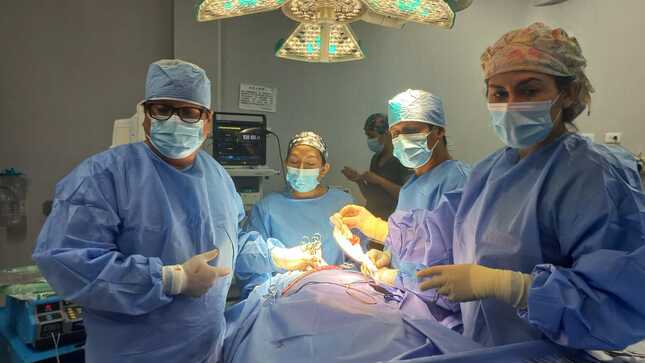 Equipo médico de cirujanos reconstruyó tráquea y devuelven voz a joven que sufrió accidente