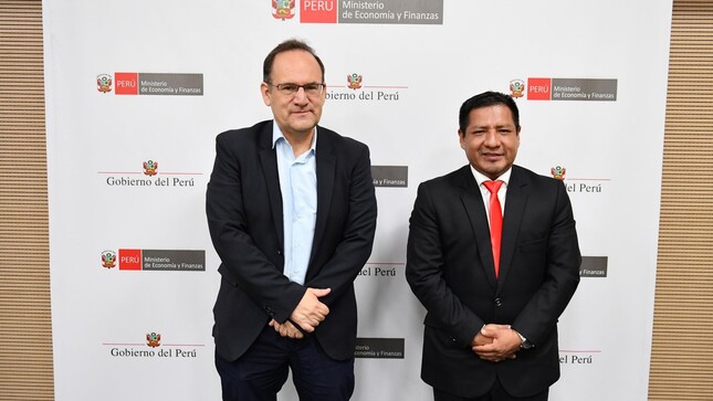 Gobernador René Chávez gestiona la inclusión de plazas administrativas en educación y solicita demanda adicional para inversiones en loreto"