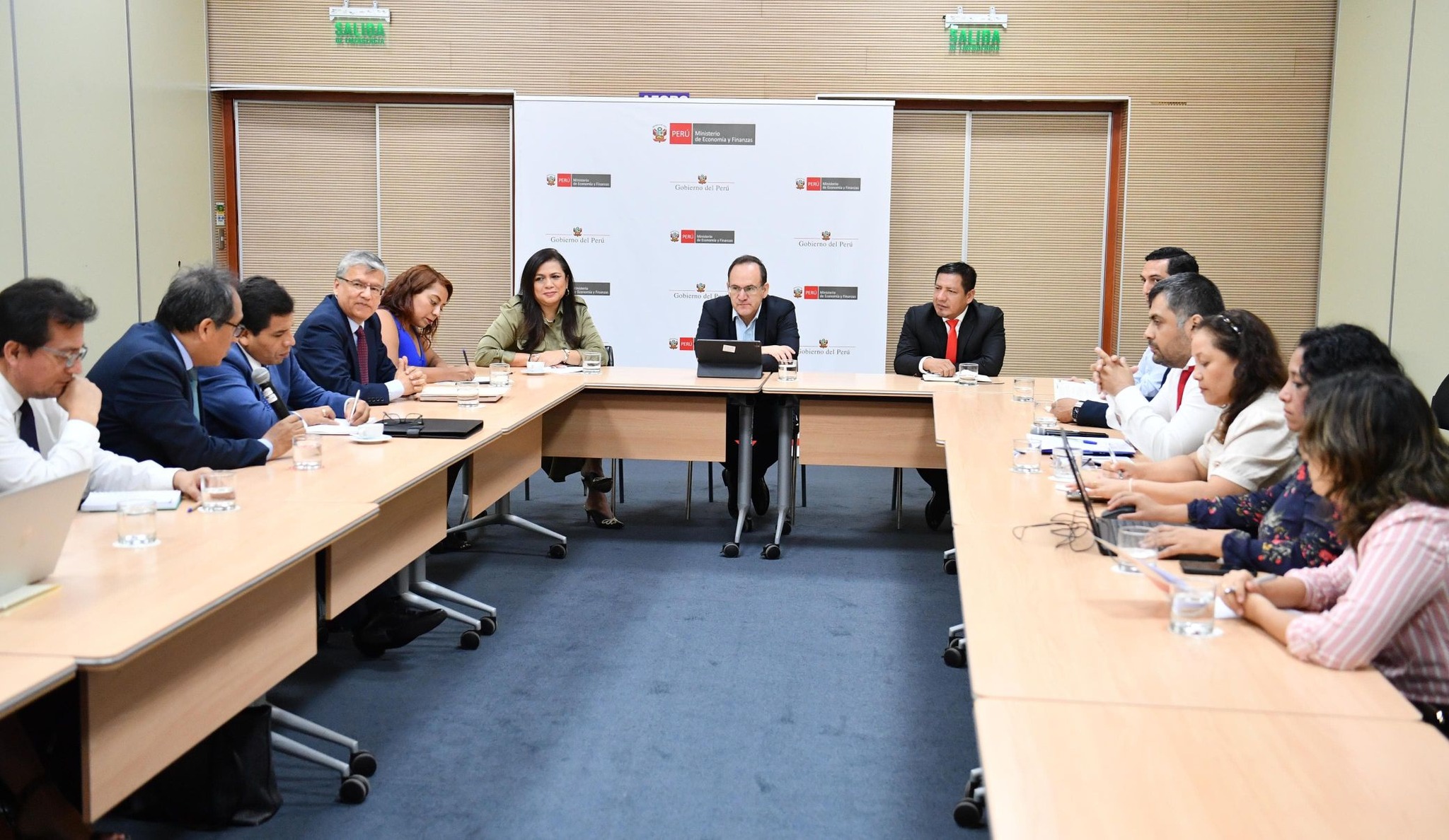 Gobernador René Chávez gestiona la inclusión de plazas administrativas en educación y solicita demanda adicional para inversiones en loreto"