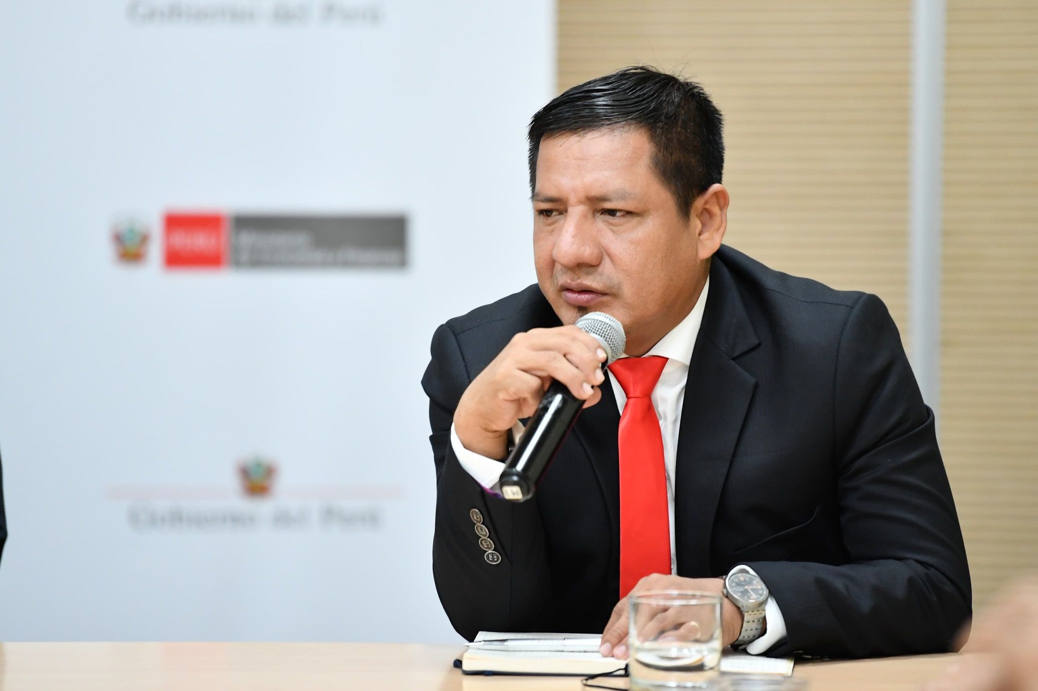 Gobernador René Chávez gestiona la inclusión de plazas administrativas en educación y solicita demanda adicional para inversiones en loreto"