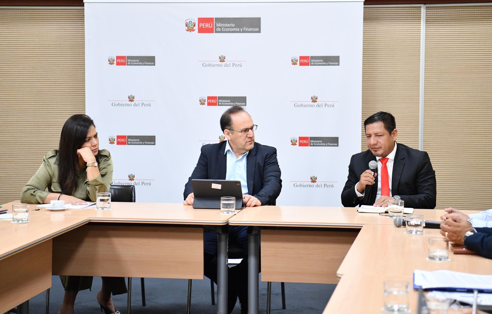 Gobernador René Chávez gestiona la inclusión de plazas administrativas en educación y solicita demanda adicional para inversiones en loreto"