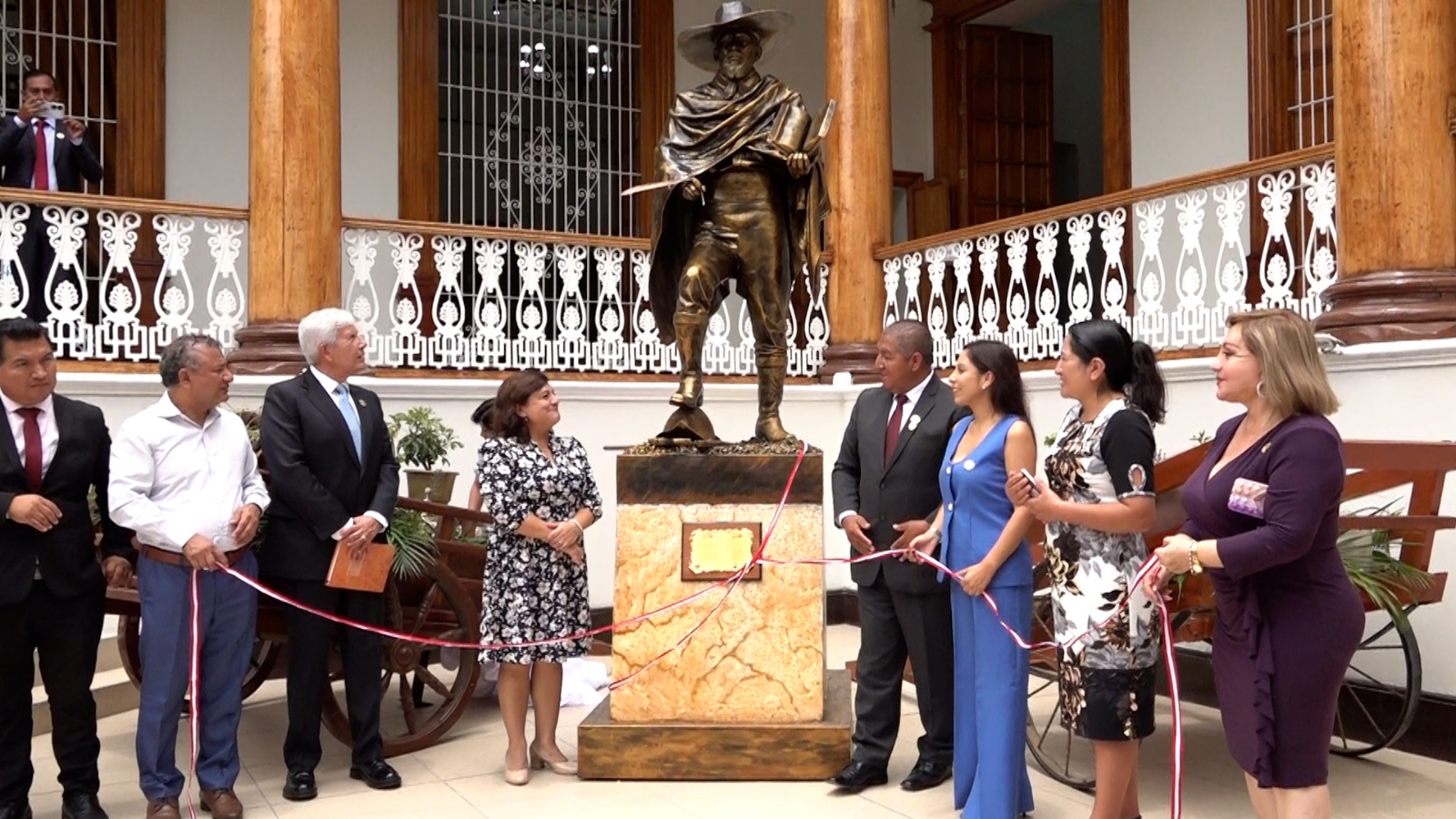Gore Recibió En Donación Monumento De José Faustino Sánchez Carrión