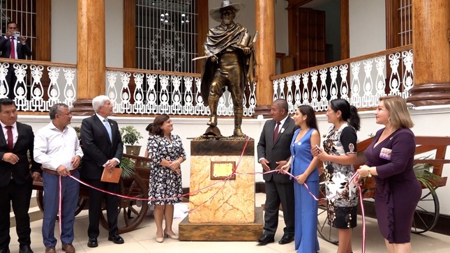 Gore Recibió En Donación Monumento De José Faustino Sánchez Carrión