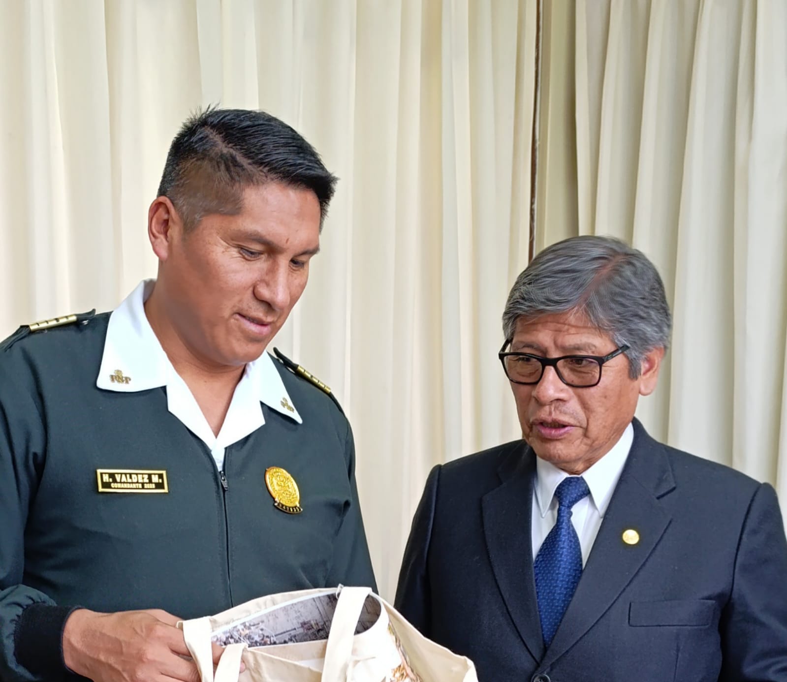 Imagen referencial de la reunión sostenida entre el Mag. Víctor Ayma y el comisario Henry Edwar Valdez