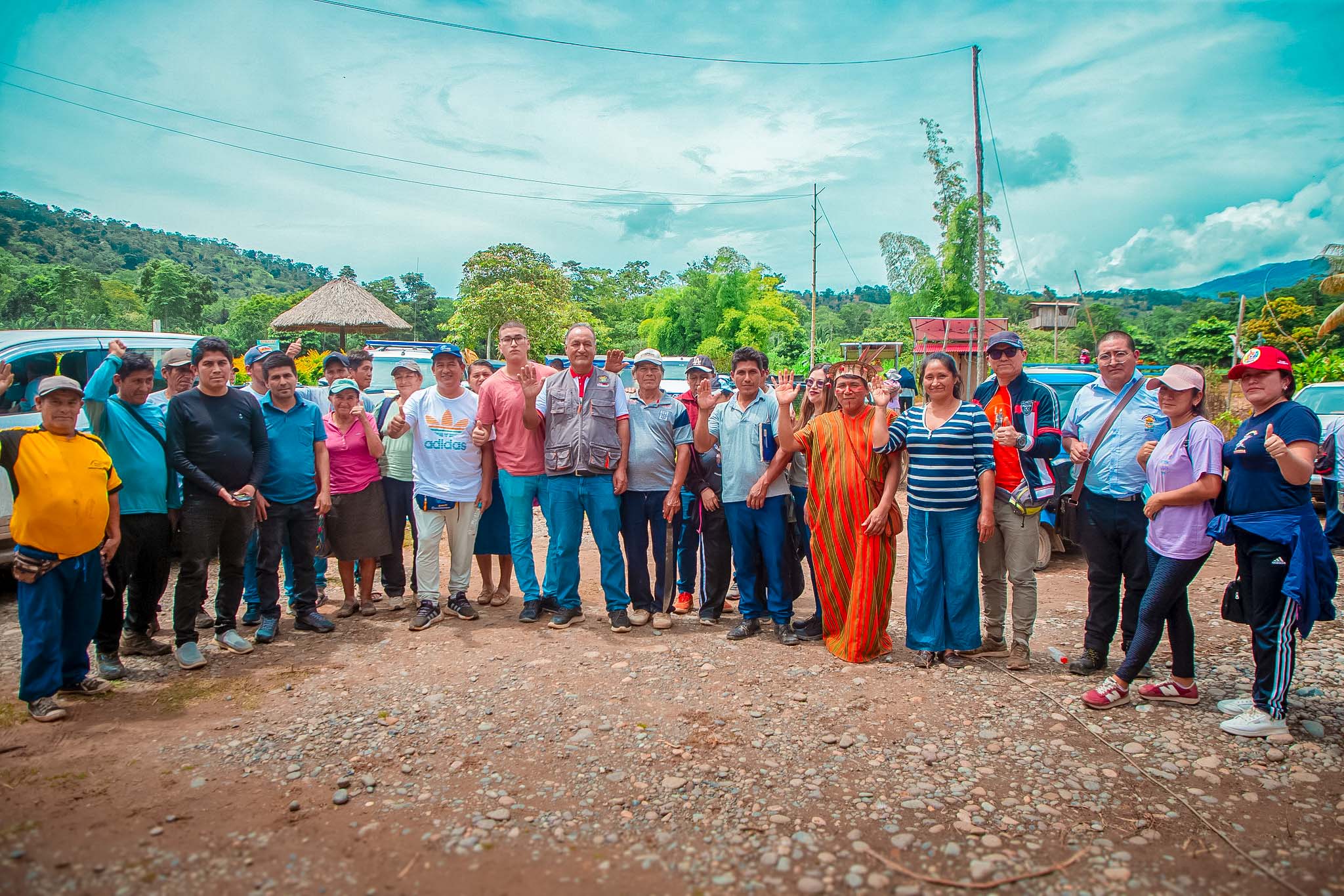 Dr. Héctor Dipas Torres, junto a autoridades municipales y locales