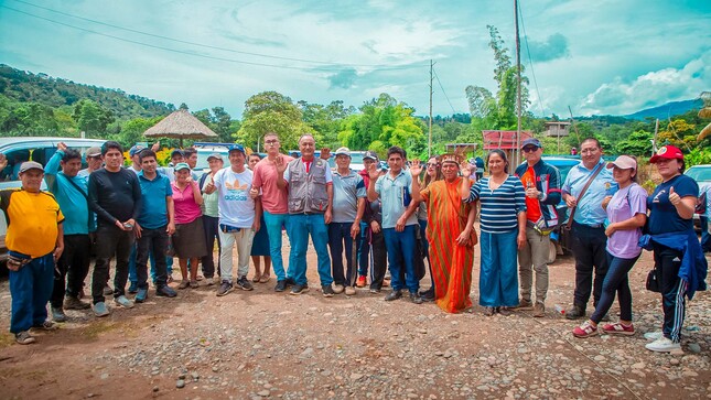 Dr. Héctor Dipas Torres, junto a autoridades municipales y locales 