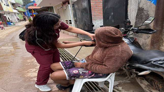 Médicos de EsSalud brindan atención a afectados por intensas lluvias en la comunidad campesina La Soledad