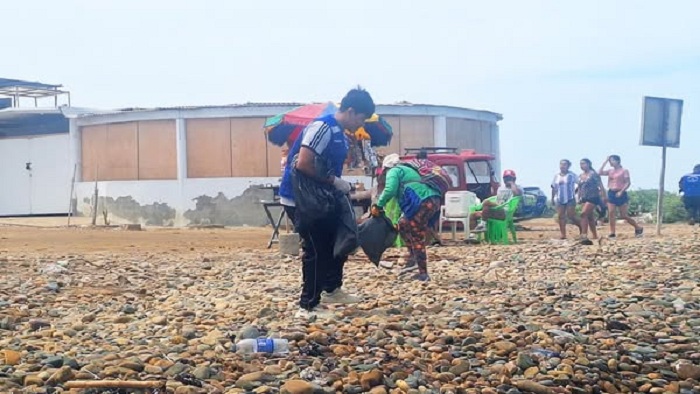 Como cada fin de semana, se realizó una importante campaña de limpieza en el balneario La Barranca, con el apoyo de promotores ambientales voluntarios de la UNT. La Unidad de Gestión Ambiental del Gobierno Municipal de Guadalupe, refuerza el llamado a los veraneantes para un manejo responsable de los residuos. ¡A cambiar y no ensuciar!