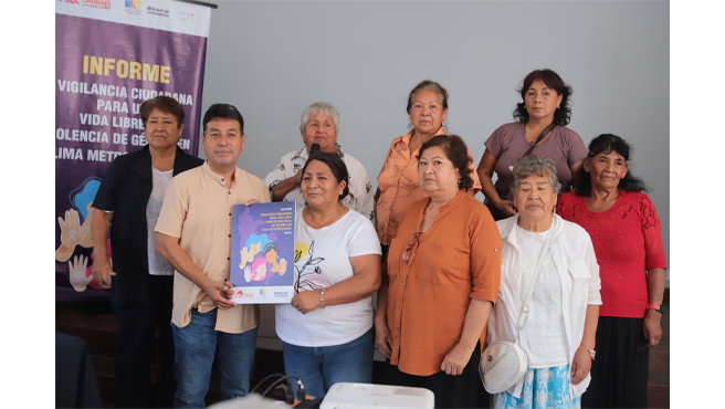 La exposición estuvo a cargo de Lucy Mejía, representante de la Red de Mujeres Organizadas de Lima Este, y Carmen Márquez, de la Central Nacional de Sectores Populares del Perú (Sede Lima), quienes evaluaron las políticas implementadas y los avances en la materia.
Asimismo, Ramiro García, representante de Desco Ciudadano, explicó el estado de la inversión municipal destinada a la prevención de la violencia de género en la región, brindando detalles sobre los recursos asignados y su impacto en la comunidad.
Durante la jornada, se realizaron comentarios y recomendaciones por parte de los asistentes, con el objetivo de fortalecer las estrategias para erradicar la violencia de género.
Nuestro alcalde, Richard Soria, participó en esta charla, reafirmando su compromiso con esta causa, sumándose a la actividad con la firma de un compromiso para seguir impulsando acciones concretas en favor de una sociedad más segura y equitativa para todas y todos.