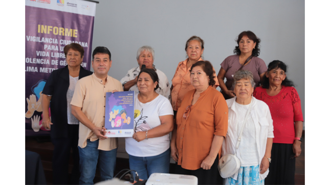 La exposición estuvo a cargo de Lucy Mejía, representante de la Red de Mujeres Organizadas de Lima Este, y Carmen Márquez, de la Central Nacional de Sectores Populares del Perú (Sede Lima), quienes evaluaron las políticas implementadas y los avances en la materia.
Asimismo, Ramiro García, representante de Desco Ciudadano, explicó el estado de la inversión municipal destinada a la prevención de la violencia de género en la región, brindando detalles sobre los recursos asignados y su impacto en la comunidad.
Durante la jornada, se realizaron comentarios y recomendaciones por parte de los asistentes, con el objetivo de fortalecer las estrategias para erradicar la violencia de género.
Nuestro alcalde, Richard Soria, participó en esta charla, reafirmando su compromiso con esta causa, sumándose a la actividad con la firma de un compromiso para seguir impulsando acciones concretas en favor de una sociedad más segura y equitativa para todas y todos.