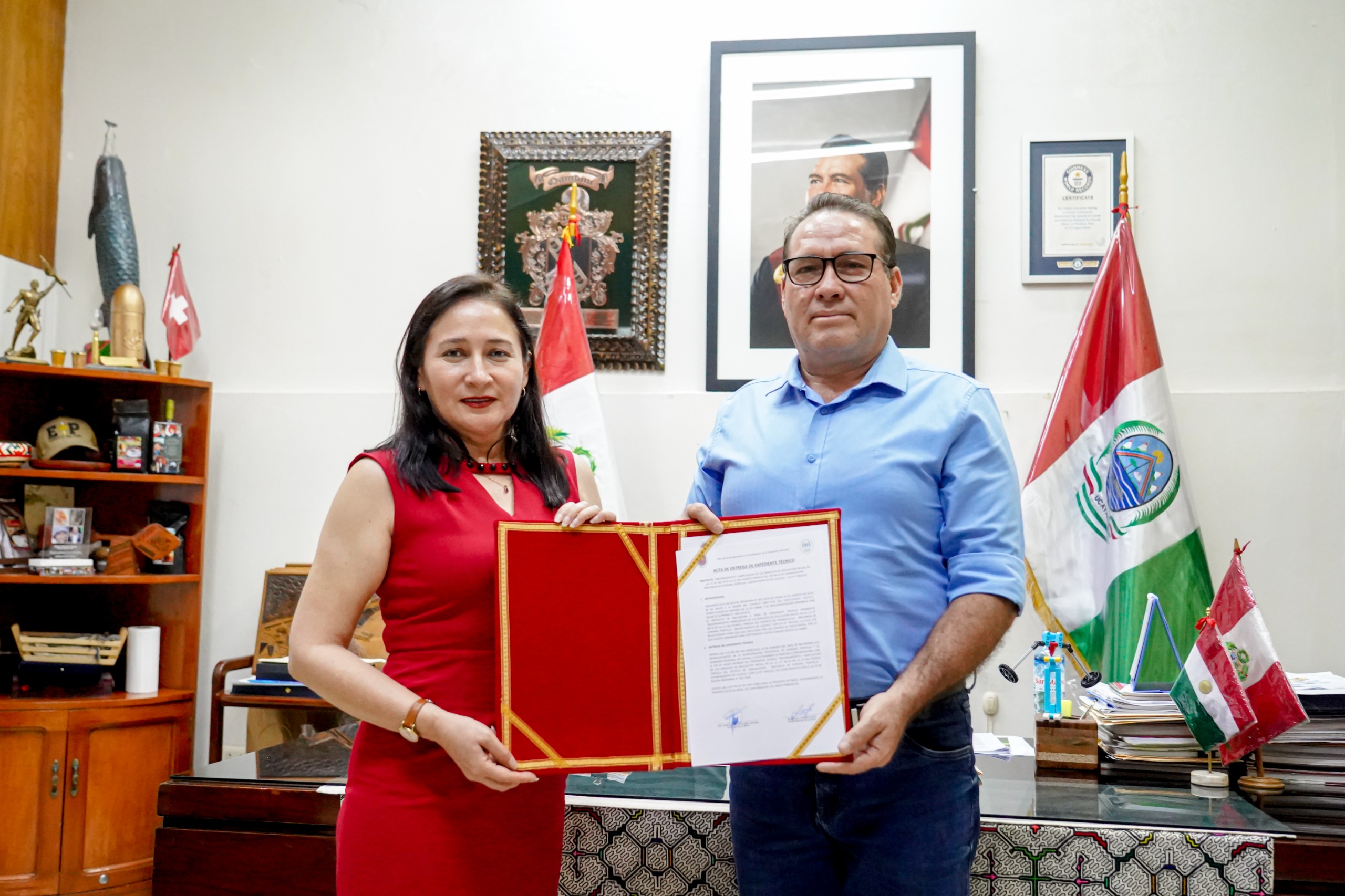 Alcaldesa provincial hace entrega al gobernador el expediente técnico para el mejoramiento de escuela de nivel inicial en comunidad nativa Puerto Firmeza.