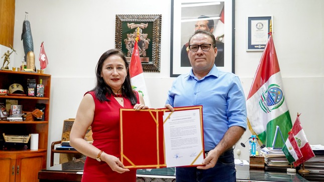Alcaldesa provincial hace entrega al gobernador el expediente técnico para el mejoramiento de escuela de nivel inicial en comunidad nativa Puerto Firmeza.