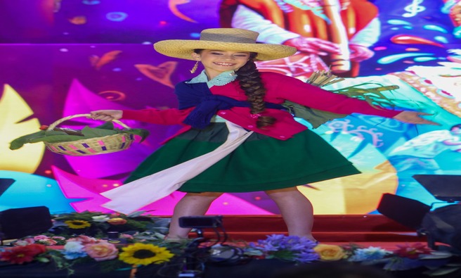 Nos deslumbraron con belleza, cultura, color y tradiciรณn en esta primera noche de reinas.