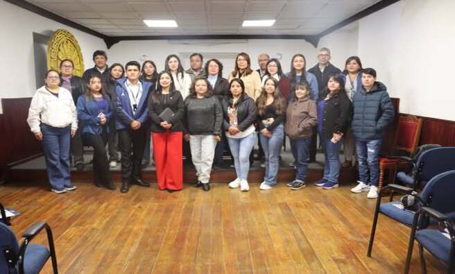 En el Centro Cultural Miguel Espinach se llevó a cabo la elección y juramentación de la nueva Junta Directiva de la Comisión Ambiental Municipal 2025 (CAM), presidida por Deysi Carrasco Vela, gerente de Desarrollo Ambiental de la Municipalidad Provincial de Cajamarca. La comisión, que incluye representantes de diversas instituciones públicas y privadas, colegios profesionales, municipalidades distritales y organizaciones juveniles, tiene como objetivo fortalecer la gestión ambiental, promoviendo el diálogo y el acuerdo entre los sectores involucrados articulando las políticas ambientales de nivel nacional y local de Cajamarca para conservar y proteger el medio ambiente y enfrentar desafíos como el calentamiento climático y el efecto invernadero.
¡Un paso firme hacia un futuro más sostenible! 🌱✨