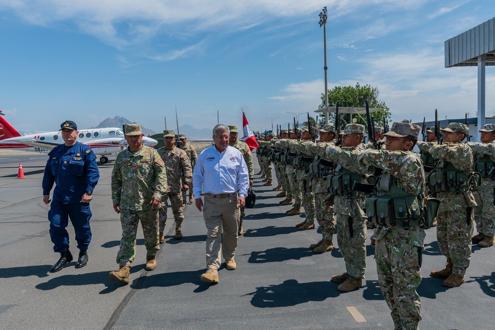 El ministro de Defensa, Walter Astudillo, señaló que las operaciones buscan atender oportunamente a los damnificados.