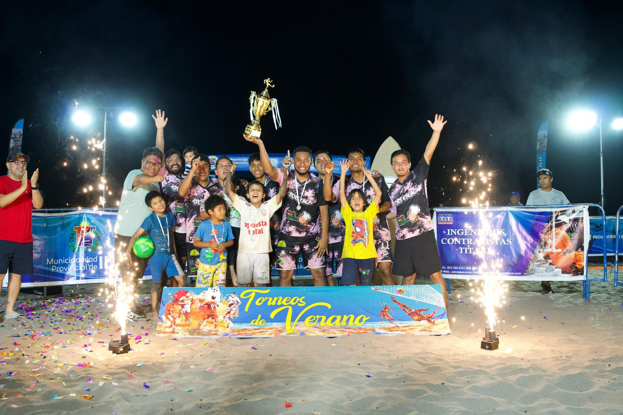 Municipalidad de Ilo premió a ganadores del II Campeonato de Fútbol Playa en categoría hombres y mujeres.