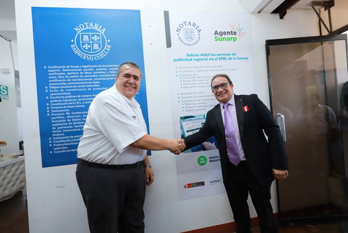 Foto de Superintendente nacional de los registros públicos y notario de Ica se estrechan la mano en inauguración de Agente Sunarp