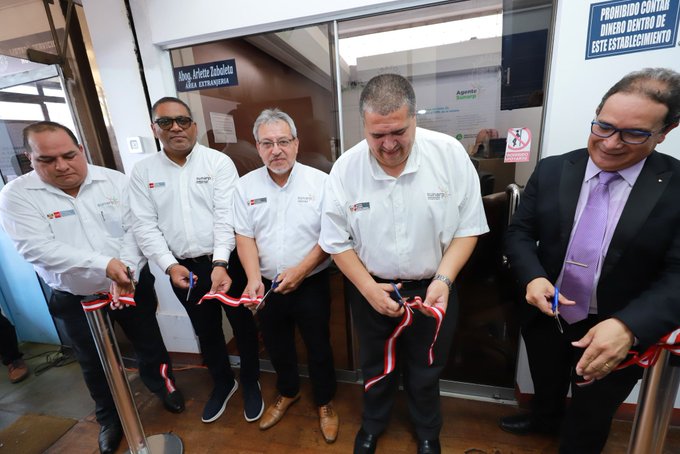 Foto de Funcionario de Sunarp y representante de notaría Gino Barnuevo cortan el lazo para inaugurar Agente Sunarp