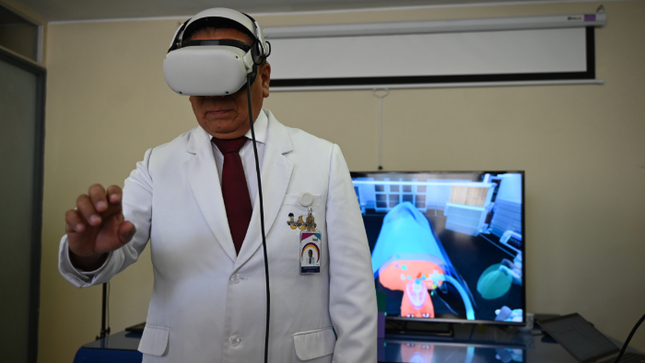 El director general, Dr. Carlos Urbano, y el Dr. Mario Tabuchi, se animaron a realizar la parte práctica en la realidad virtual y pasaron la prueba.