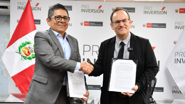 Ministro saludando al nuevo director de Proinversión 