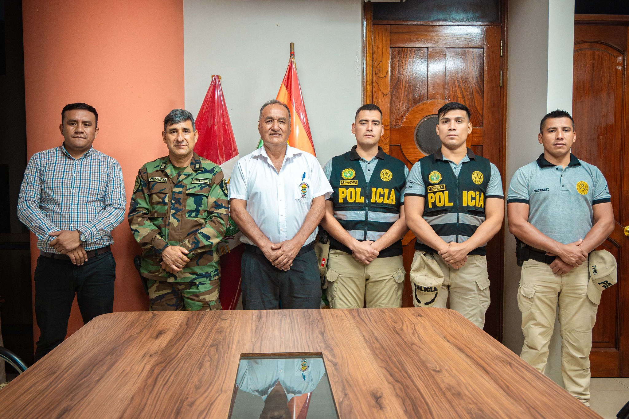 Dr. Héctor Dipas Torres junto al equipo de la División de Investigación Criminal del Frente Policial VRAEM