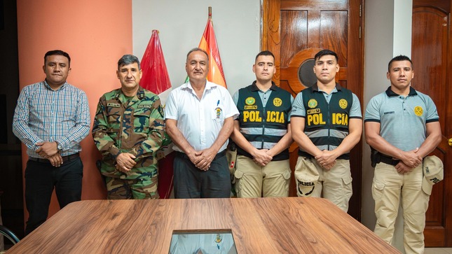 Dr. Héctor Dipas Torres junto al equipo de la División de Investigación Criminal del Frente Policial VRAEM