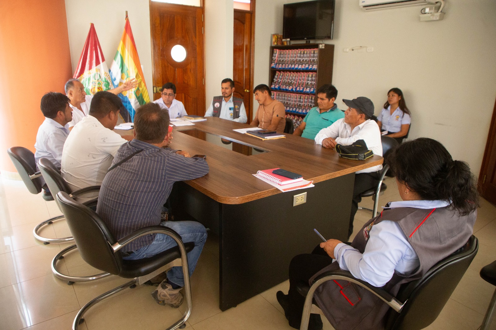 Autoridades municipales junto a autoridades del anexo Helares