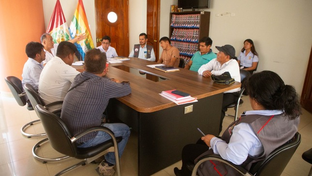 Autoridades municipales junto a autoridades del anexo Helares