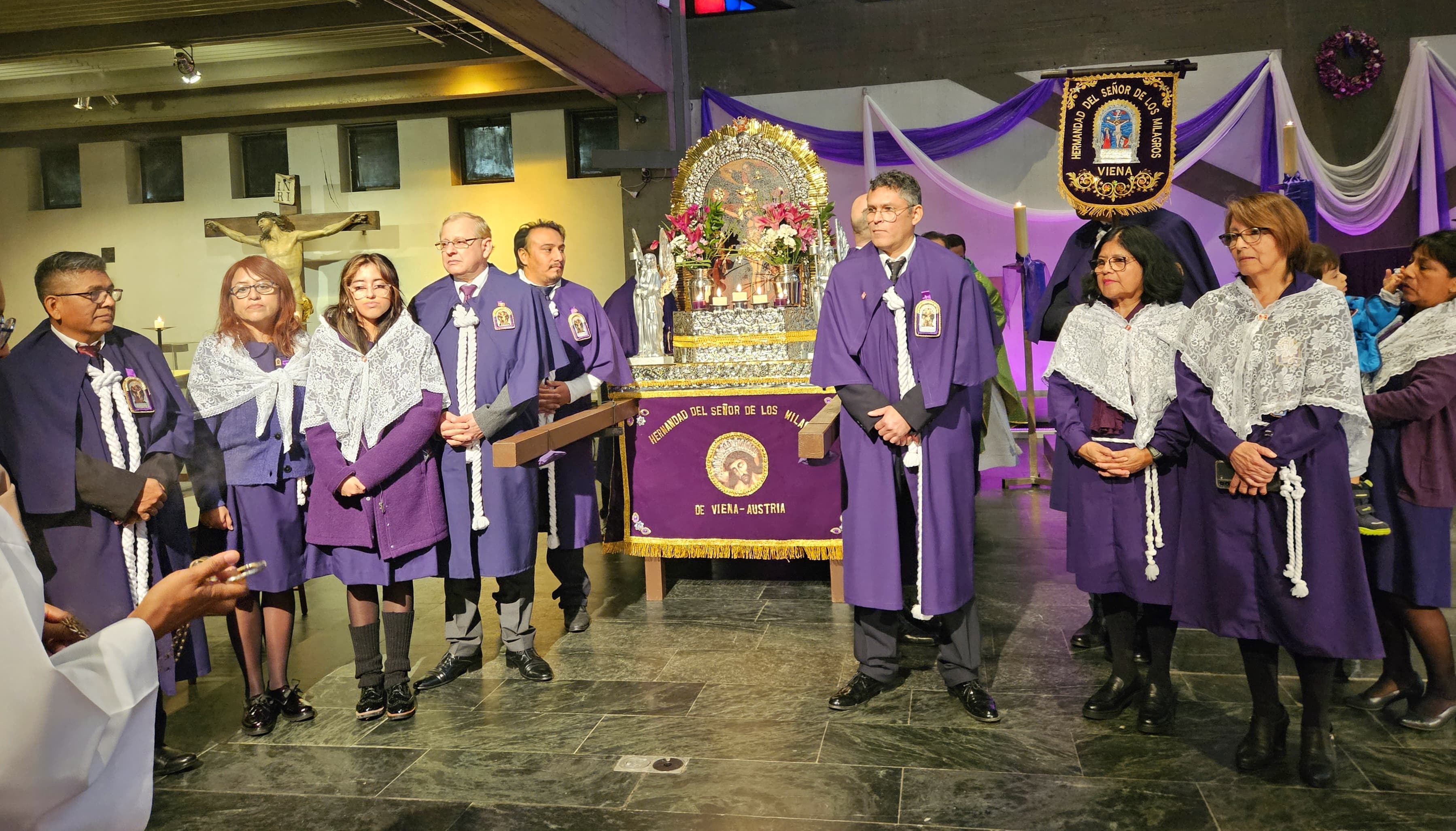 Procesión y misa del Señor de los Milagros en Viena