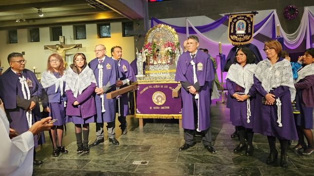 Procesión y misa del Señor de los Milagros en Viena