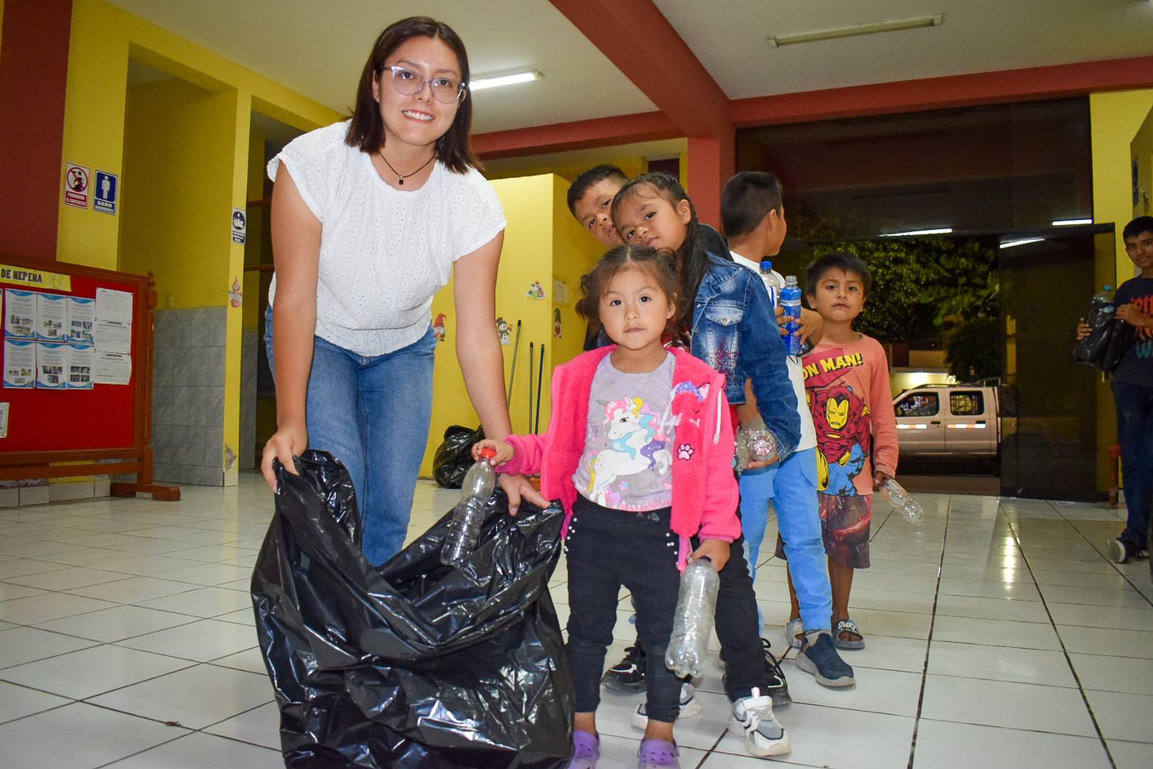 Niños dejando sus botellas descartables 