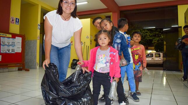 Niños dejando sus botellas descartables 