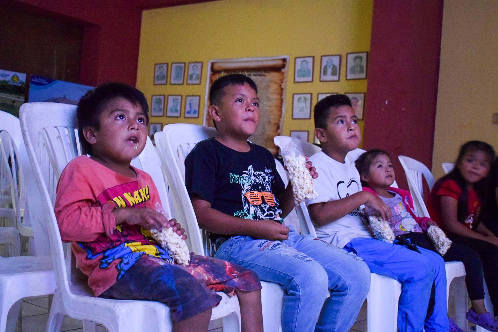Niños viendo una película con mensaje ambiental 