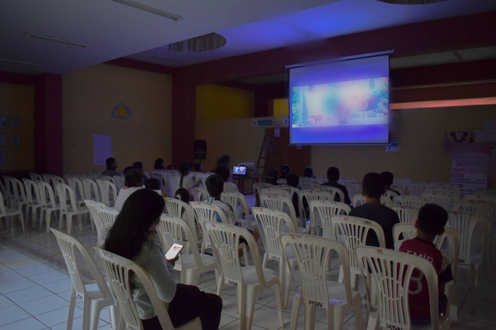 Proyección de película en el Centro Cívico de Nepeña 