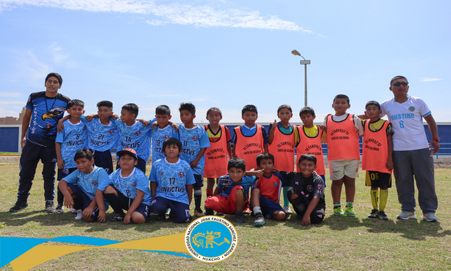 Un emocionante encuentro amistoso de fútbol se llevó a cabo entre los equipos de la Academia Deportiva Cultural Invictus y el equipo de las Vacaciones Faustinianas en el campo deportivo de la UNJFSC.