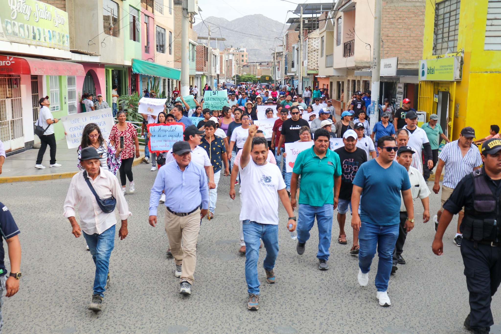 Autoridades y pobladores marchando por la calle Unión del C.P. San Jacinto 